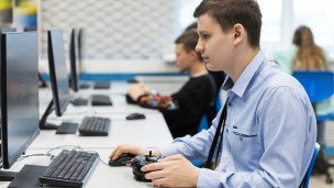 Студенты в колледже за компьютерами