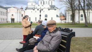 Пожилые люди на отдыхают скамейке