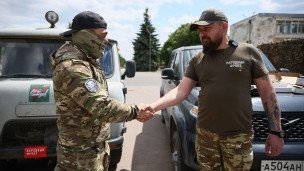 Военные пожимают руки