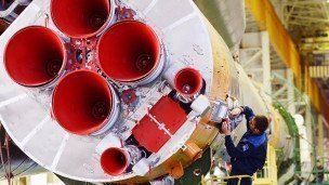 Rаbochiy-vo-vremya-okonchaniya-protsessa-sborki-i-podgotovki-k-vyvozu-na-startovyy-kompleks-rakety"Soyuz-FG"