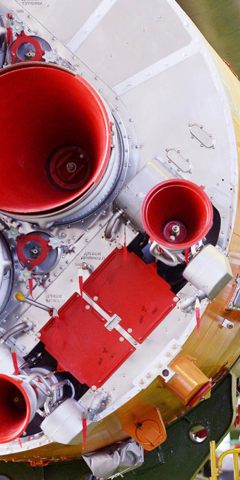 Rаbochiy-vo-vremya-okonchaniya-protsessa-sborki-i-podgotovki-k-vyvozu-na-startovyy-kompleks-rakety"Soyuz-FG"