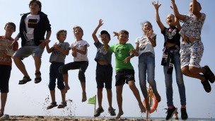 Дети во время отдыха на пляже в детском лагере 