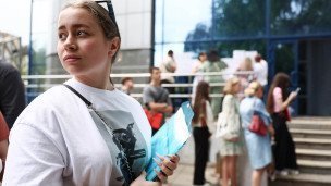 Абитуриенты у университета в котором проходит приемная кампания для поступающих