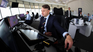 Авиадиспетчер во время работы