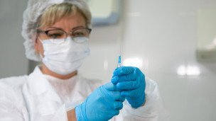 Медицинский сотрудник со шприцом 