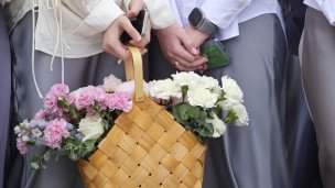 корзина с цветами в руках