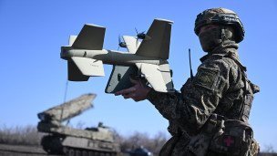Военнослужащий с дроном-перехватчиком