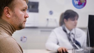 Сотрудница банка ведет прием посетителей