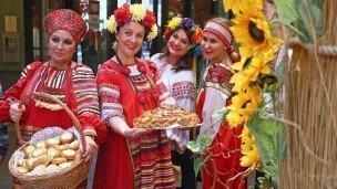 Женщины в народных костюмах с корзинами