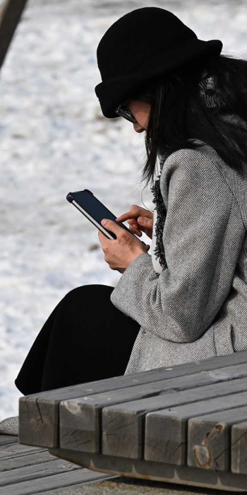 Девушка с телефоном