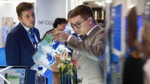 Участники форума в технопарке рассматривают брошюру 
