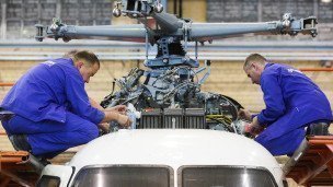 Сотрудники в цехе окончательной сборки на вертолетном заводе