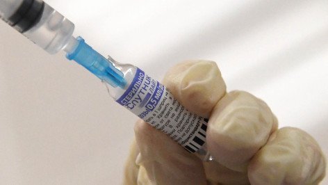 Медицинский сотрудник набирает в шприц вакцину "Спутник Лайт"