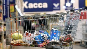 Тележка с продуктами в магазине