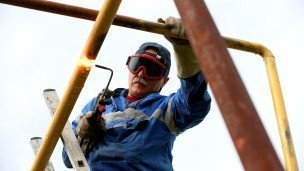 Рабочий во время газификации