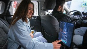 Пассажирка в салоне беспилотного автомобиля