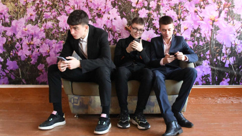 Школьники с телефонами на перемене