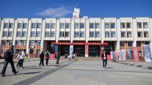 Студенты у входа в здание РАНХиГС 