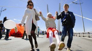 Семья гуляет на празднике с ребенком