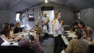 Выдача гуманитарной помощи эвакуированным жителям Курской области 