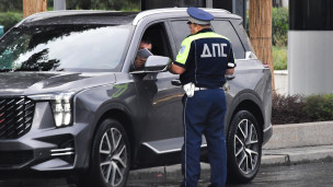 Сотрудник ДПС проверяет документы у водителя 