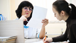 Терапевт с документами