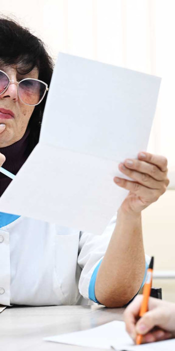 Терапевт с документами