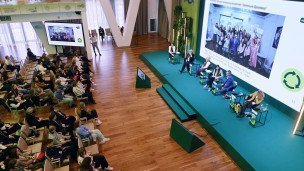Посетители в зале во время дискуссии об экологии 