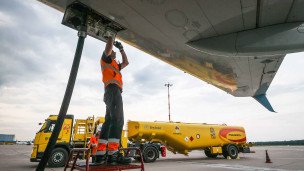 Подготовка самолета к взлету на территории Международного аэропорта Внуково