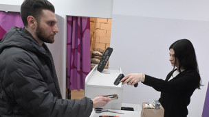 Мужчина забирает товар в пункте выдачи заказов