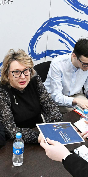 Студентка у информационного стенда на ярмарке вакансий