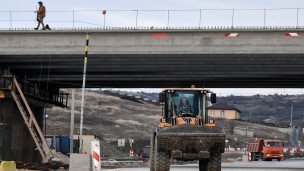 Каток на дороге во время строительства моста