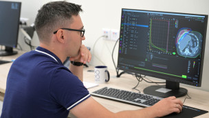 Мужчина работает за компьютером 