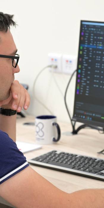 Мужчина работает за компьютером 