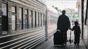  Пассажиры у поезда