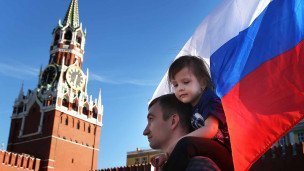 Отец с ребенком и флагом России