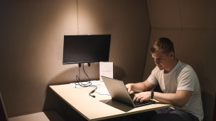 Мужчина за компьютером 