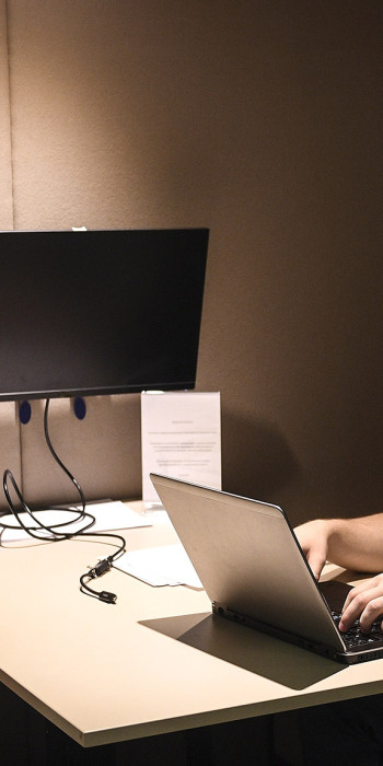 Мужчина за компьютером 