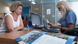 Посетитель в одной из туристических компаний