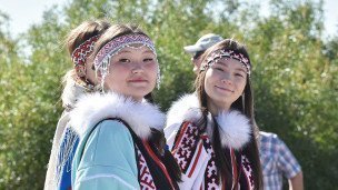 Люди во время празднования Международного Дня коренных народов 