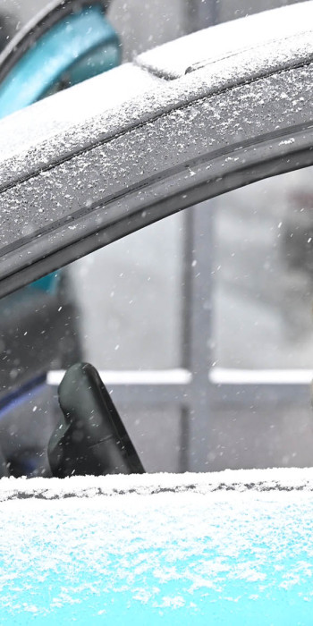 Водительница за рулем автомобиля 