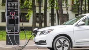Автомобиль Evolute i-pro на зарядной станции
