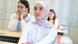 Школьницы перед началом урока 