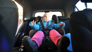 Ребенок в детском автомобильном кресле