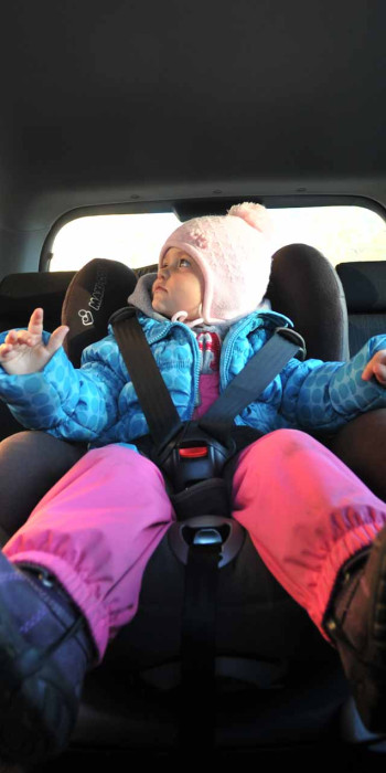 Ребенок в детском автомобильном кресле