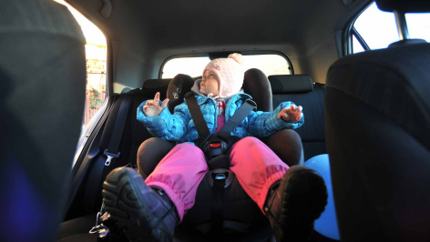 Ребенок в детском автомобильном кресле