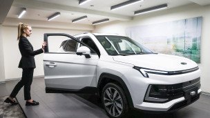Электрический автомобиль "Москвич 3е" в автосалоне
