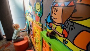 Ребенок в детской комнате