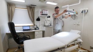 Медицинский работник в кабинете