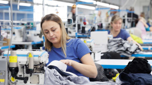 Швея в мастерской